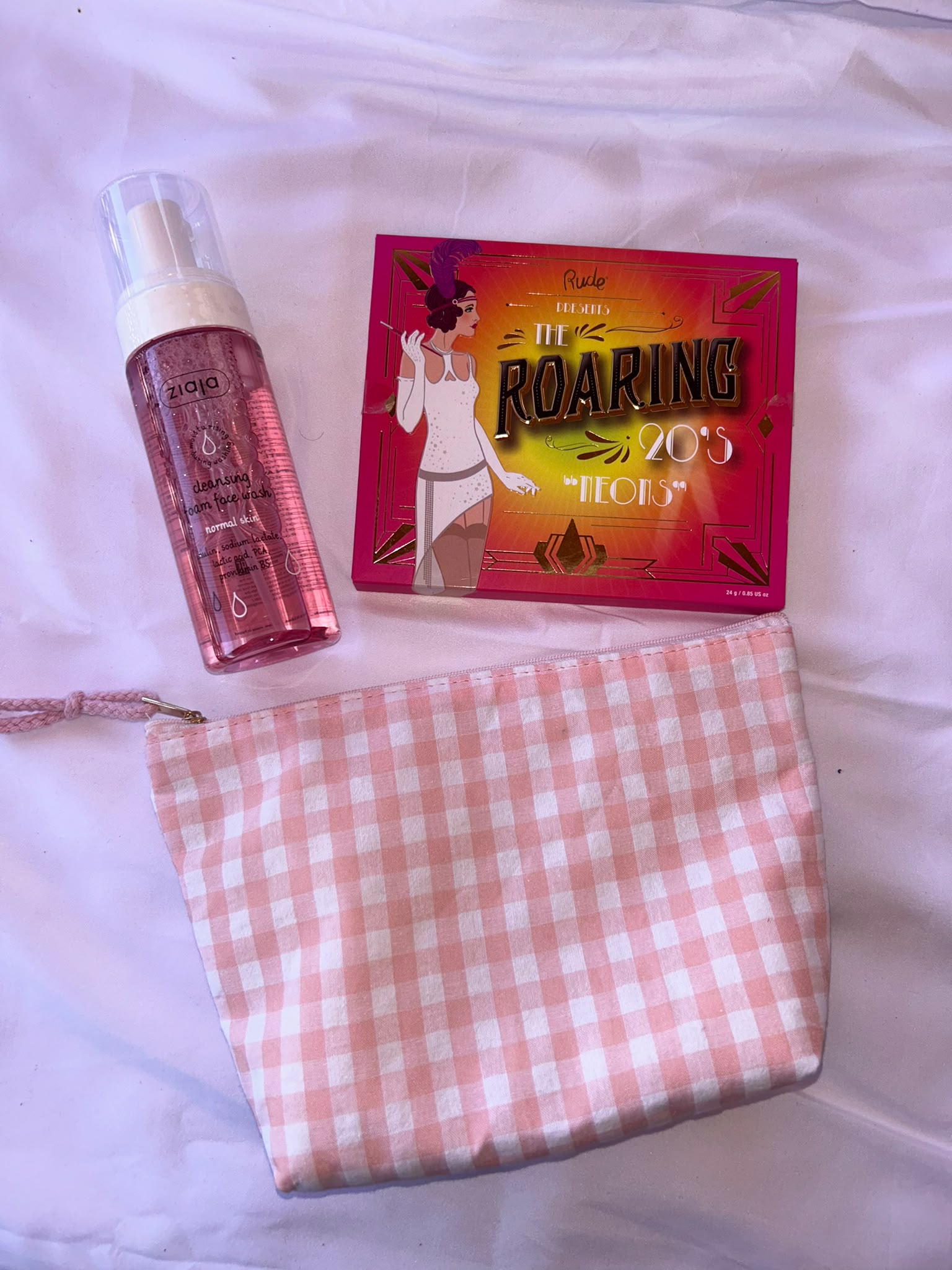Set Maquillaje Verano · Paleta Rude Neons + Limpiador + Neceser